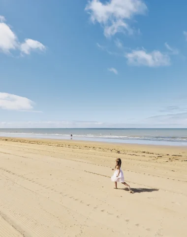 photo d'une petite fille marchant sur la plage de notre dame de monts