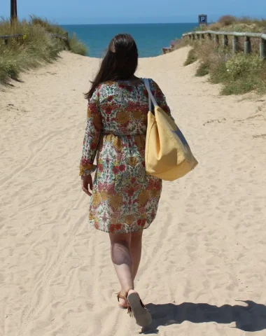 photo d'une femme marchant sur la plage du murier