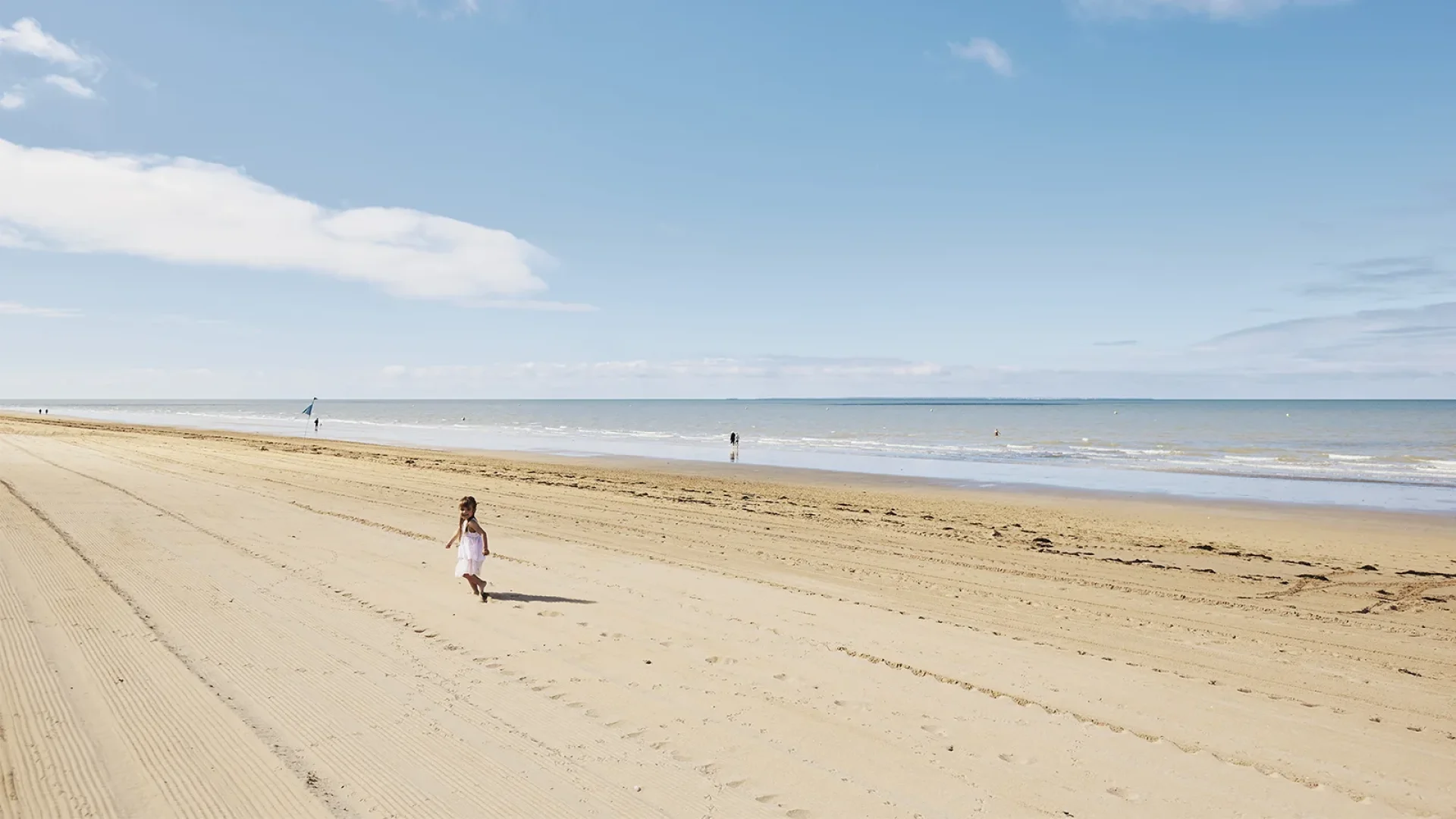 photo d'une enfant courant sur la plage de notre dame de monts
