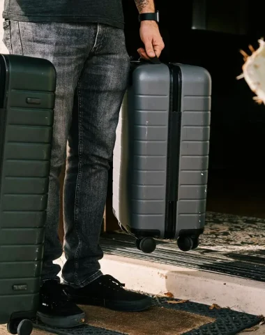 photo d'un homme avec des valises dans une conciergerie à notre dame de monts