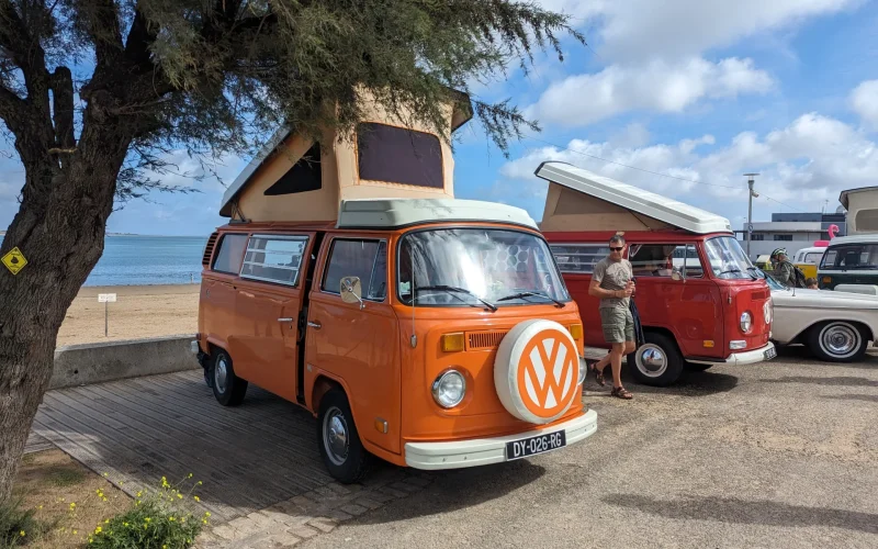 Van orange vintage sur l'esplanade de fromentine à l'occasion de la fromentine vintage fun cup