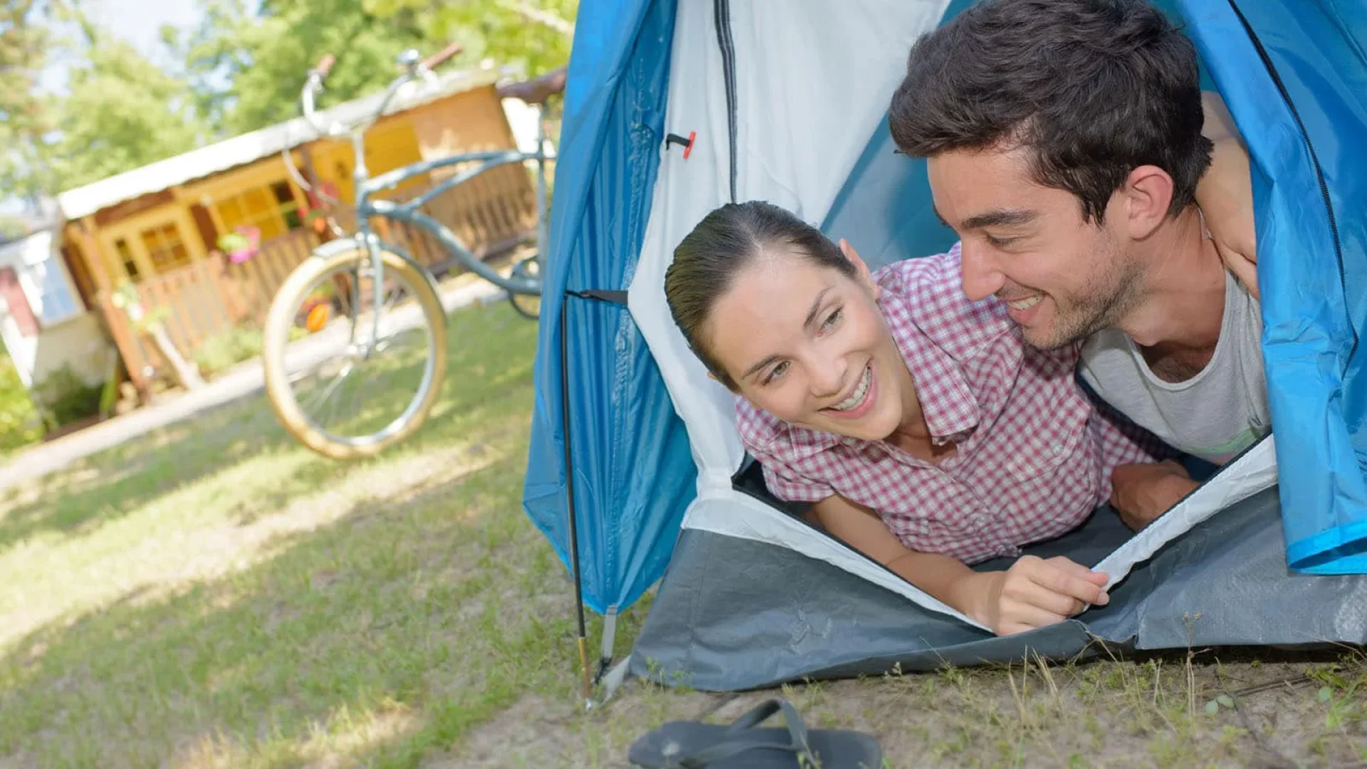 Un couple dans une tente au sein d'un camping