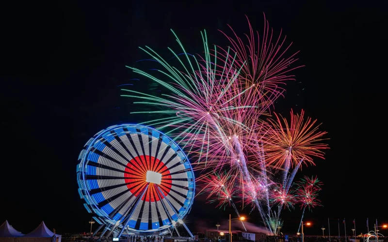 Photo d'un feu d'artifice à Saint Jean de Monts avec la grande roue illuminée