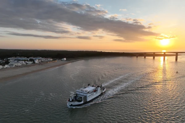 photo prise par drone d'un bateau revenant de l'ile d'yeu à fromentine au lever de soleil