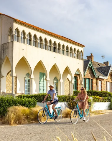 photo de la villa darkoum à fromentine avec deux cyclistes passant devant