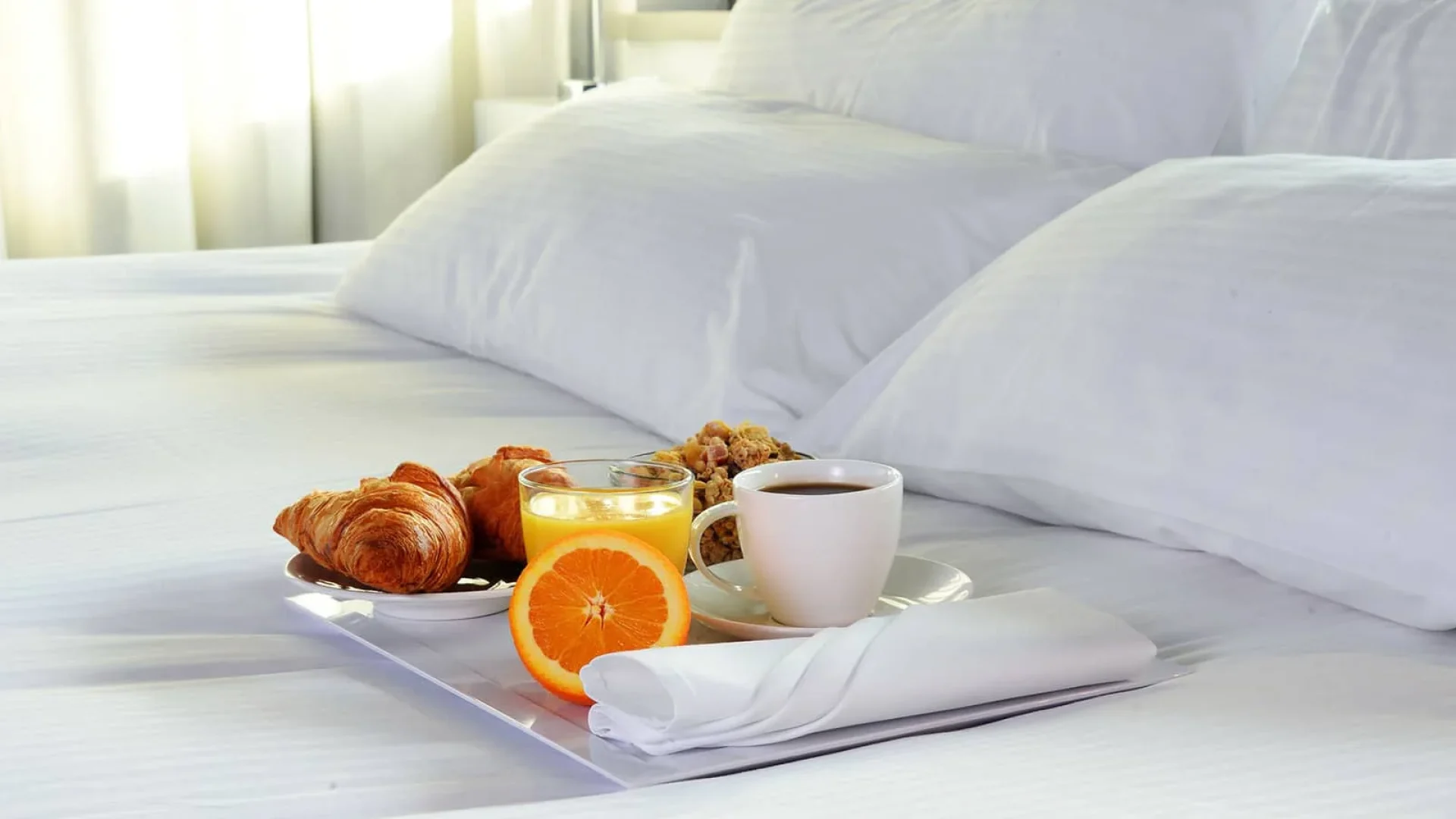 photo prise dans un hôtel de la barre de monts fromentine. on y voit le petit déjeuner sur le lit