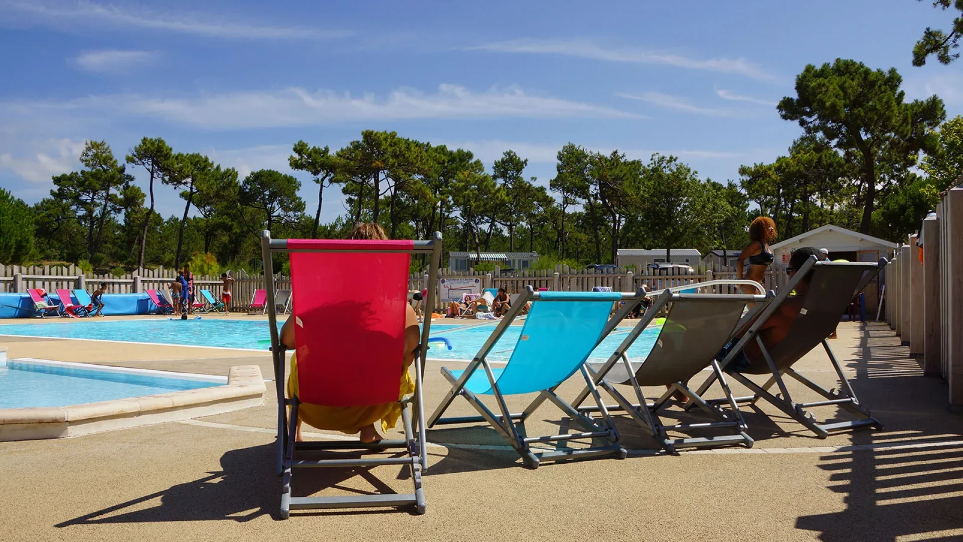 photo d'un transat au bord d'une piscine dans un camping 3 étoiles de la barre de monts- fromentine