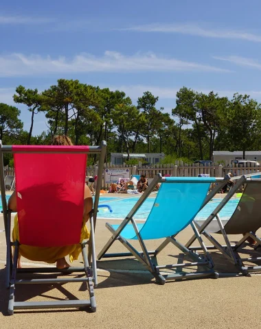 photo d'un transat au bord d'une piscine dans un camping 3 étoiles de la barre de monts- fromentine