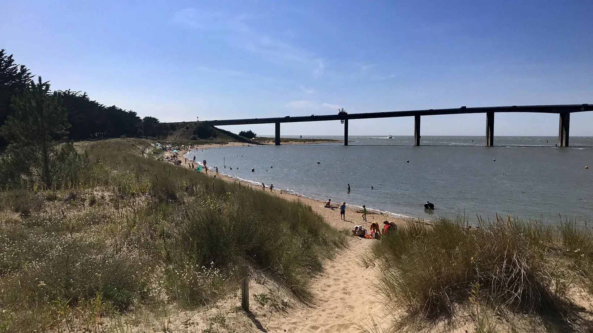 photo du bord de mer de la barre de monts fromentine avec le pont de noirmoutier à l'horizon