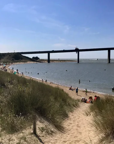 photo du bord de mer de la barre de monts fromentine avec le pont de noirmoutier à l'horizon