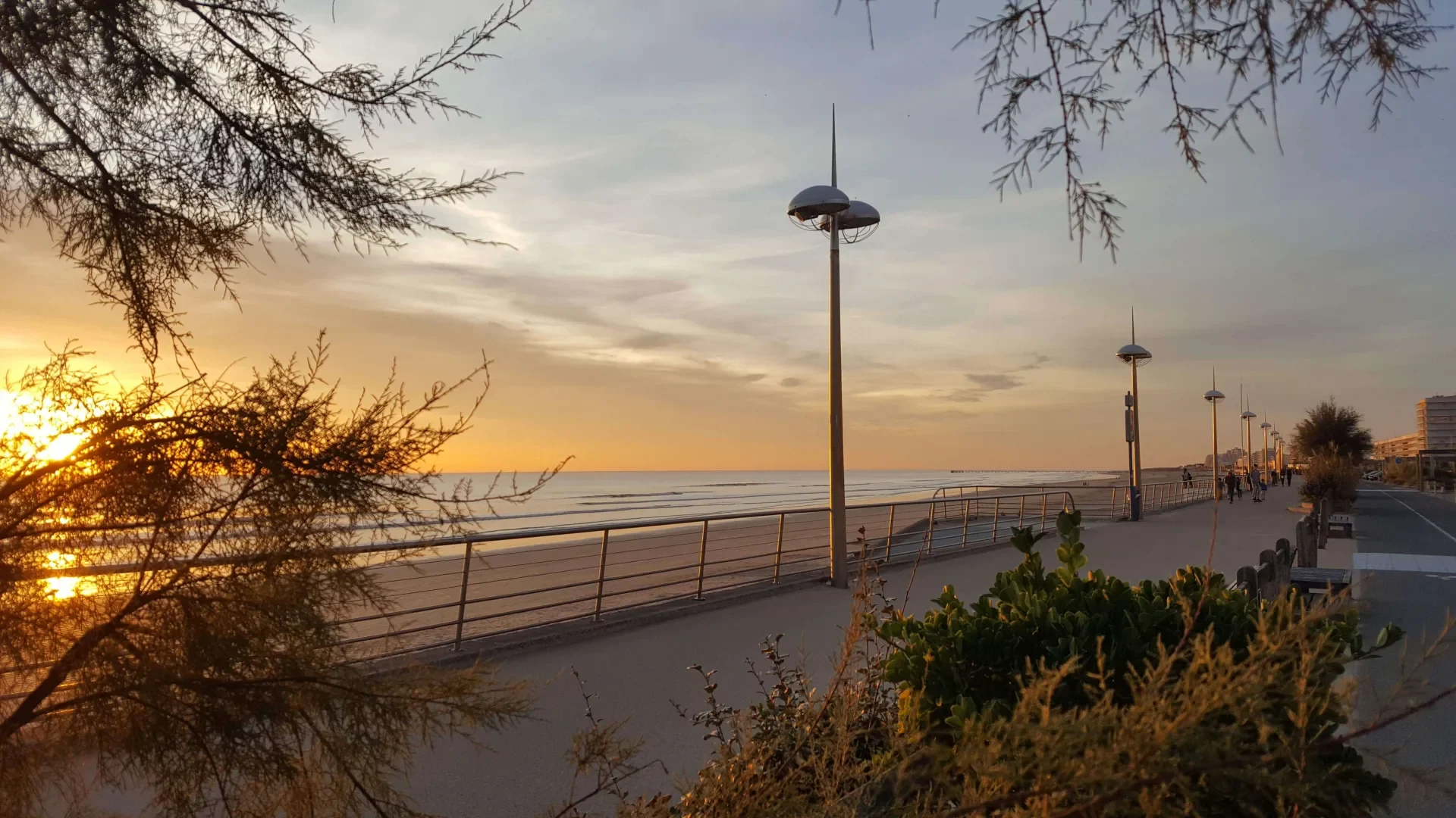 photo de l'esplanade de saint jean de monts en automne au coucher du soleil