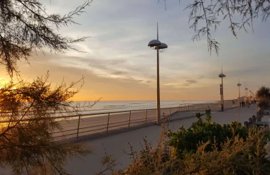 photo de l'esplanade de saint jean de monts en automne au coucher du soleil