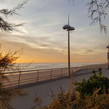 photo de l'esplanade de saint jean de monts en automne au coucher du soleil