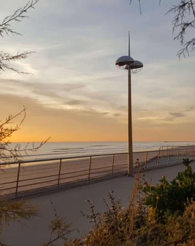 photo de l'esplanade de saint jean de monts en automne au coucher du soleil