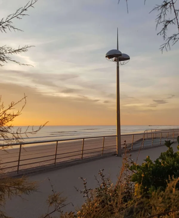 photo de l'esplanade de saint jean de monts en automne au coucher du soleil