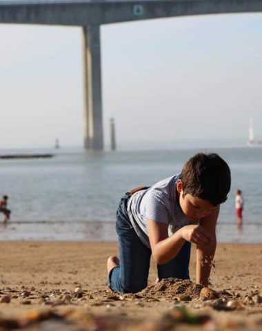 enfant jouant sur la plage de fromentine