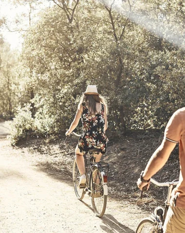 un couple se baladant à vélo dans la forêt de la barre de monts-fromentine