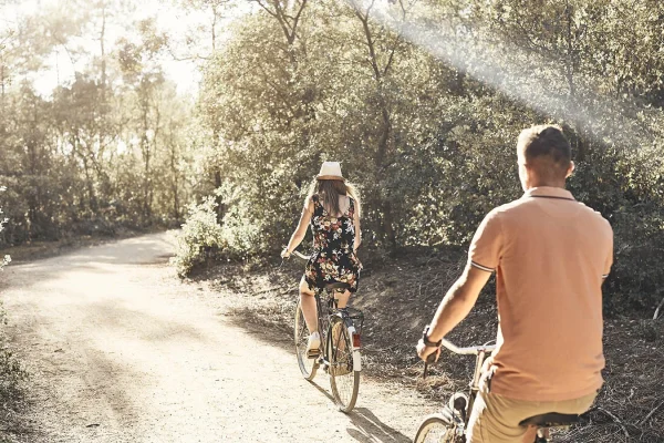 un couple se baladant à vélo dans la forêt de la barre de monts-fromentine