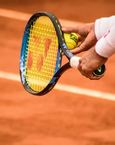 photo d'un joueur de tennis qui joue à la barre de monts