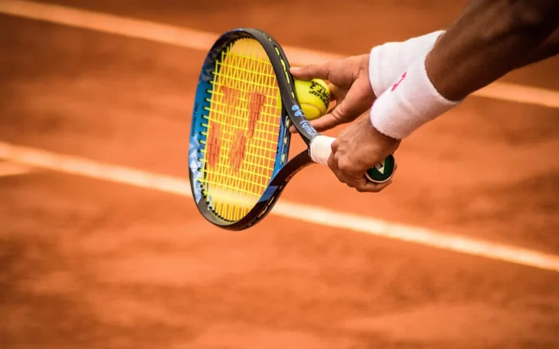 photo d'un joueur de tennis qui joue à la barre de monts