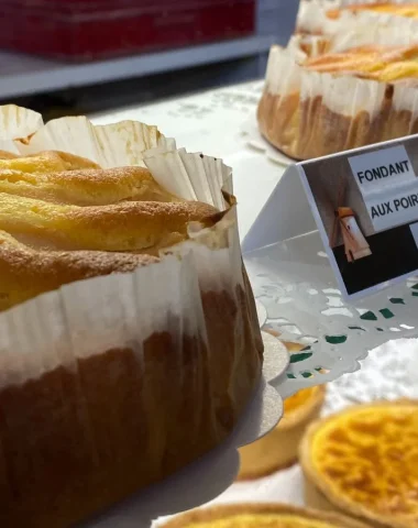 photo d'une étale de marché à Soullans avec des brioches de producteurs locaux