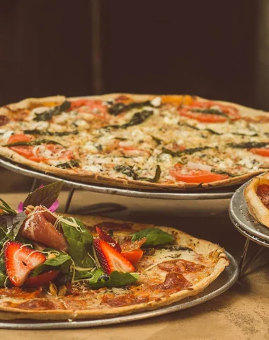 photo de pizzas sortant du four dans une pizzeria de la barre de monts fromentine