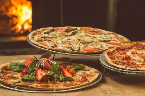 photo de pizzas sortant du four dans une pizzeria de la barre de monts fromentine