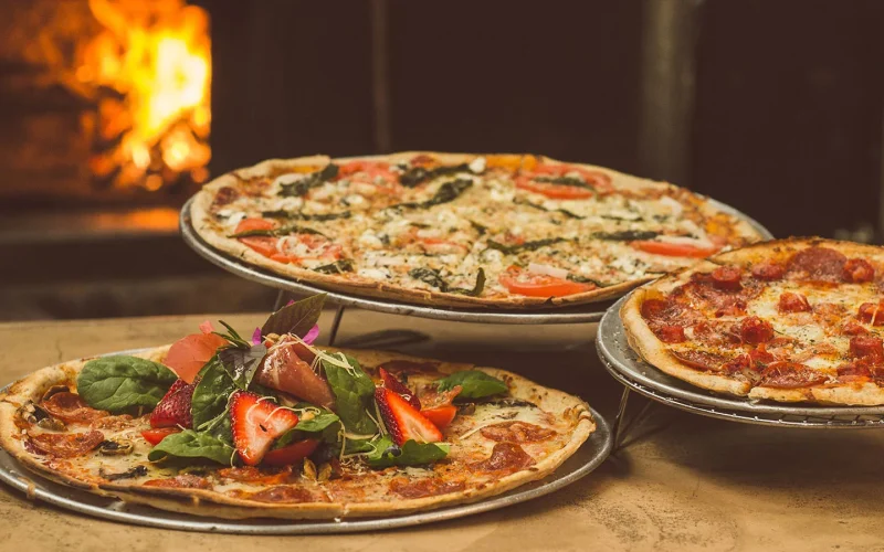 photo de pizzas sortant du four dans une pizzeria de la barre de monts fromentine