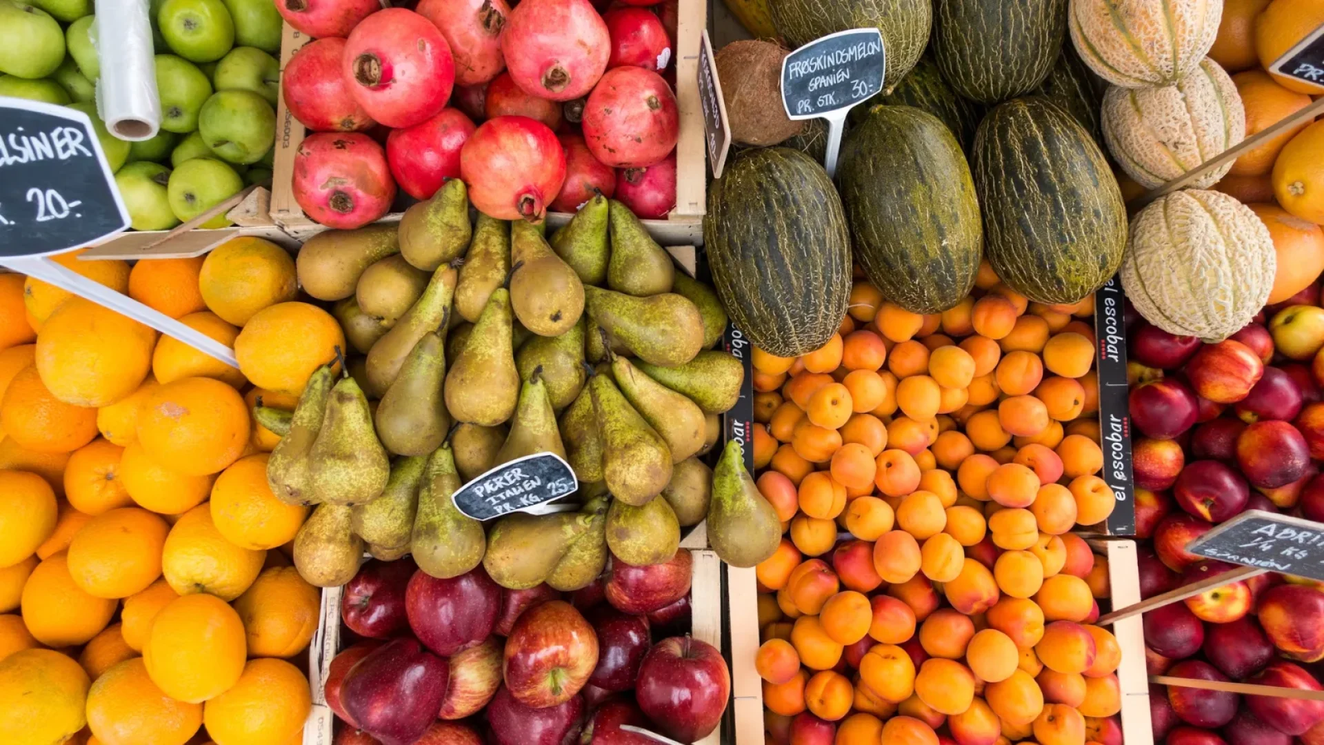 photo de fruits et légumes sur une étale du marché de la barre de monts - fromentine