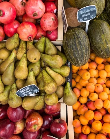 photo de fruits et légumes sur une étale du marché de la barre de monts - fromentine