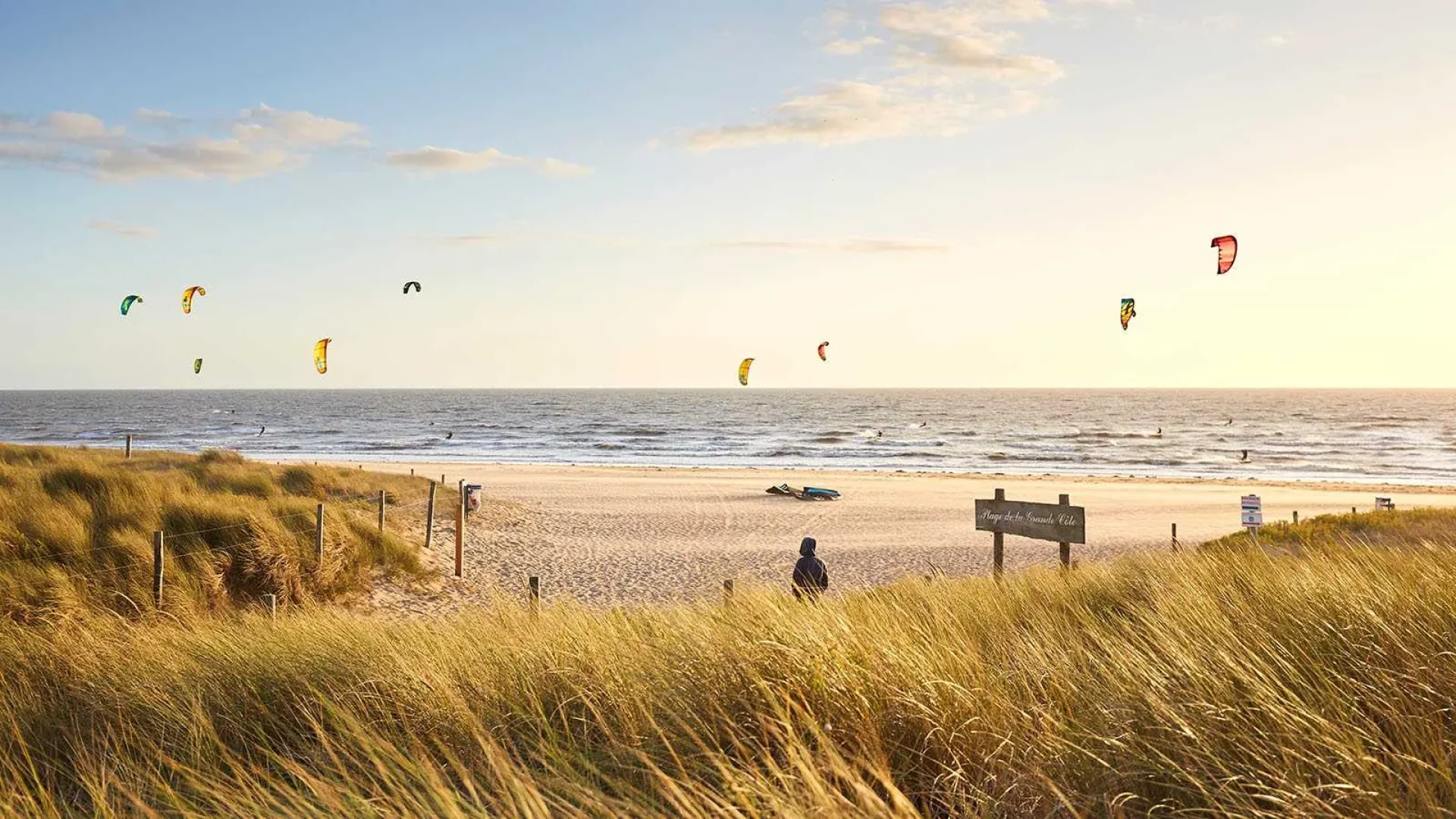 vue des dunes de personnes pratiquant le kite surf sur la plage de la grande côte à la barre de monts - fromentine