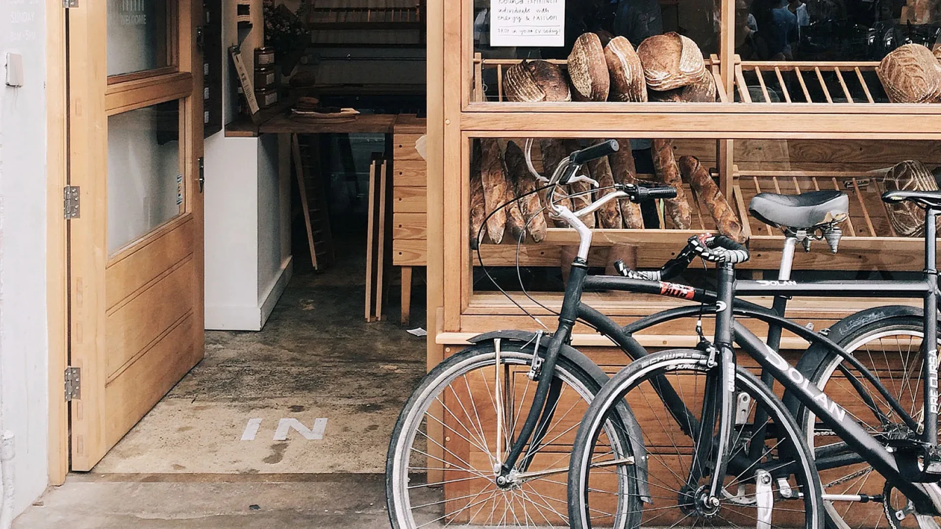 devanture de boulangerie avec des vélos posés devant à la barre de monts - fromentine