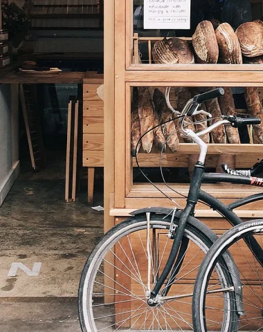 devanture de boulangerie avec des vélos posés devant à la barre de monts - fromentine