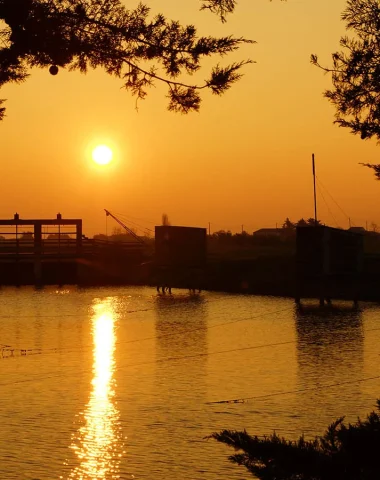 photo des pêcheries du porteau au lever du soleil à la barre de monts - fromentine