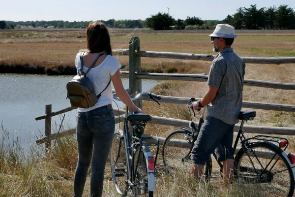 photo de deux personnes à vélo dans les marais de la barre de monts - fromentine
