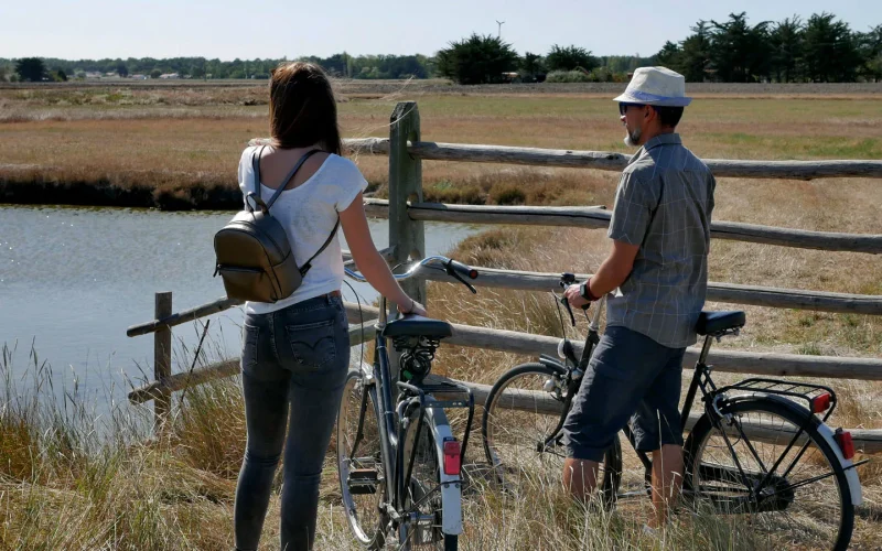 photo de deux personnes à vélo dans les marais de la barre de monts - fromentine