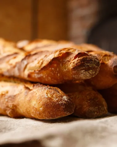 photo de baguettes sortant du four dans une boulangerie de la barre de monts - fromentine