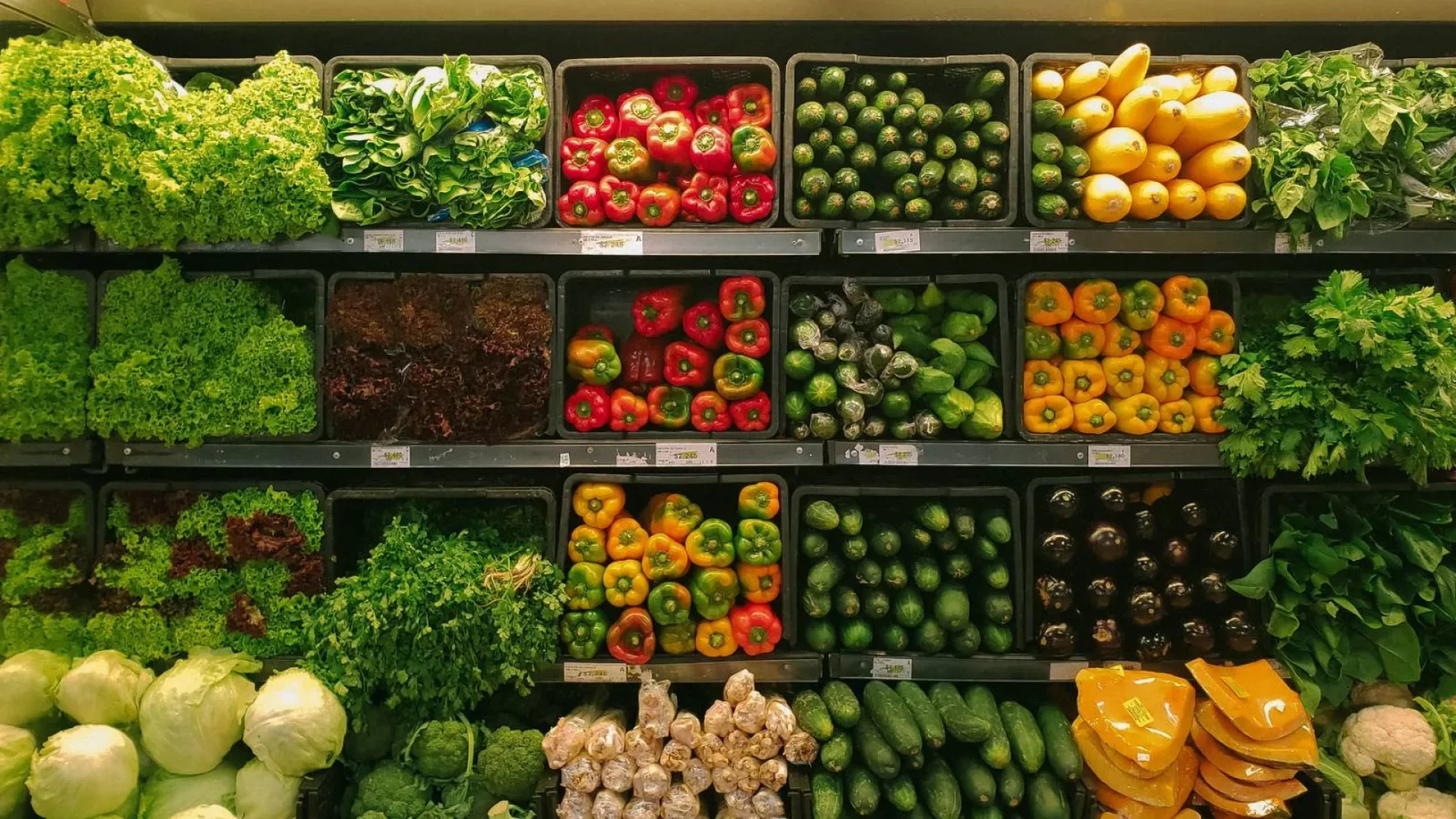 des fruits et légumes dans un rayon de supermarché à soullans