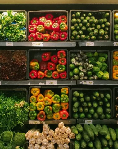 des fruits et légumes dans un rayon de supermarché à soullans