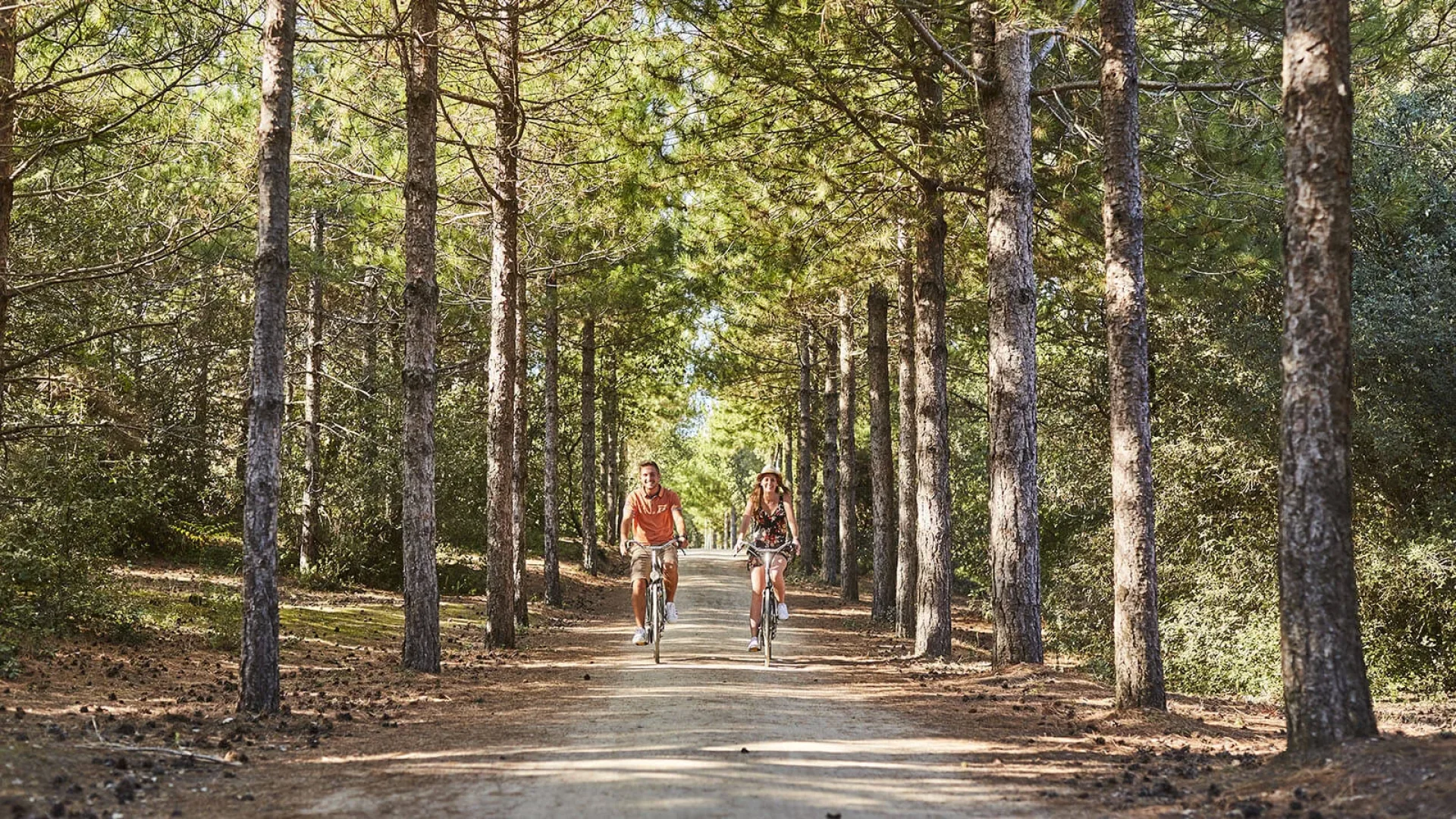 Ein Paar fährt Rad im Wald im Pays de Saint Jean de Monts