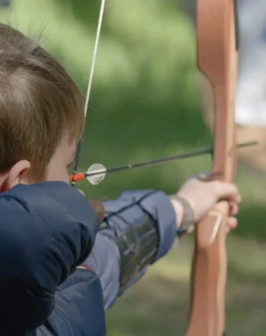Enfant qui fait du tir à l'arc en vendée au pays de saint jean de monts