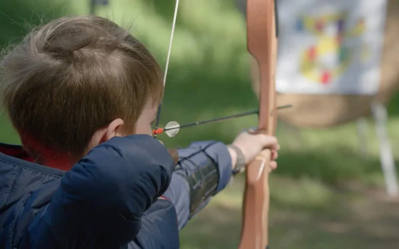 Enfant qui fait du tir à l'arc en vendée au pays de saint jean de monts