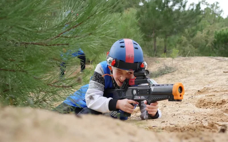 Enfant qui fait du laser tag en vendée