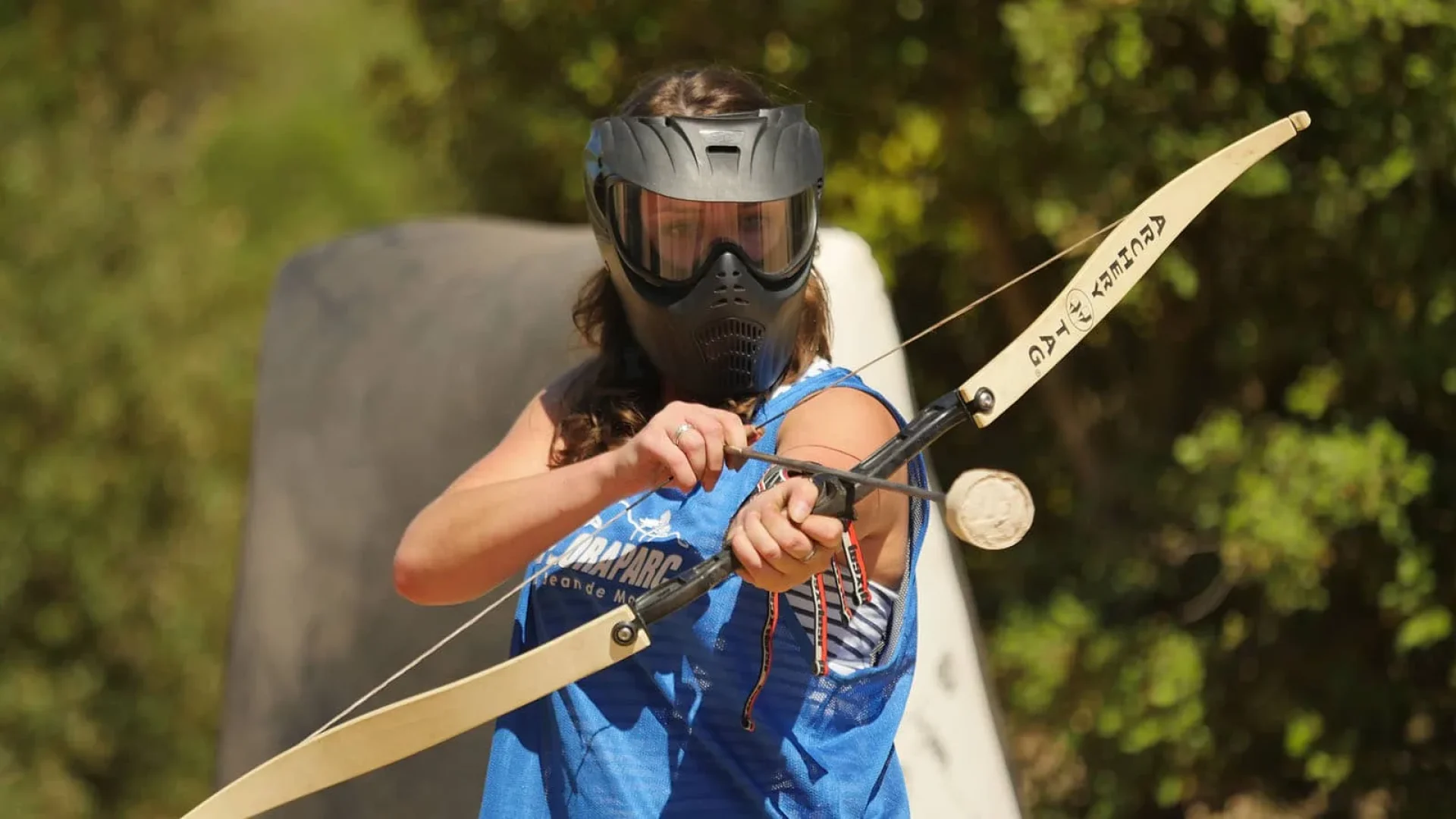 Femme faisant de l'archery tag en vendée au pays de saint jean de monts