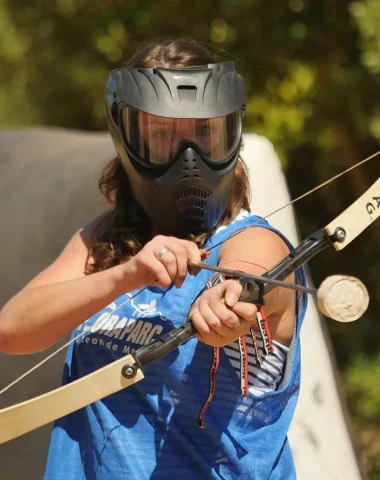 Femme faisant de l'archery tag en vendée au pays de saint jean de monts