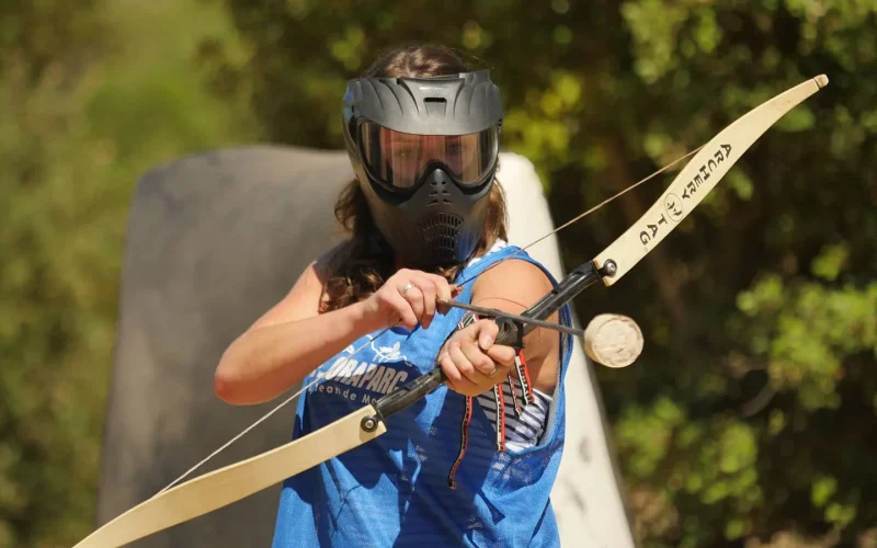 Femme faisant de l'archery tag en vendée au pays de saint jean de monts