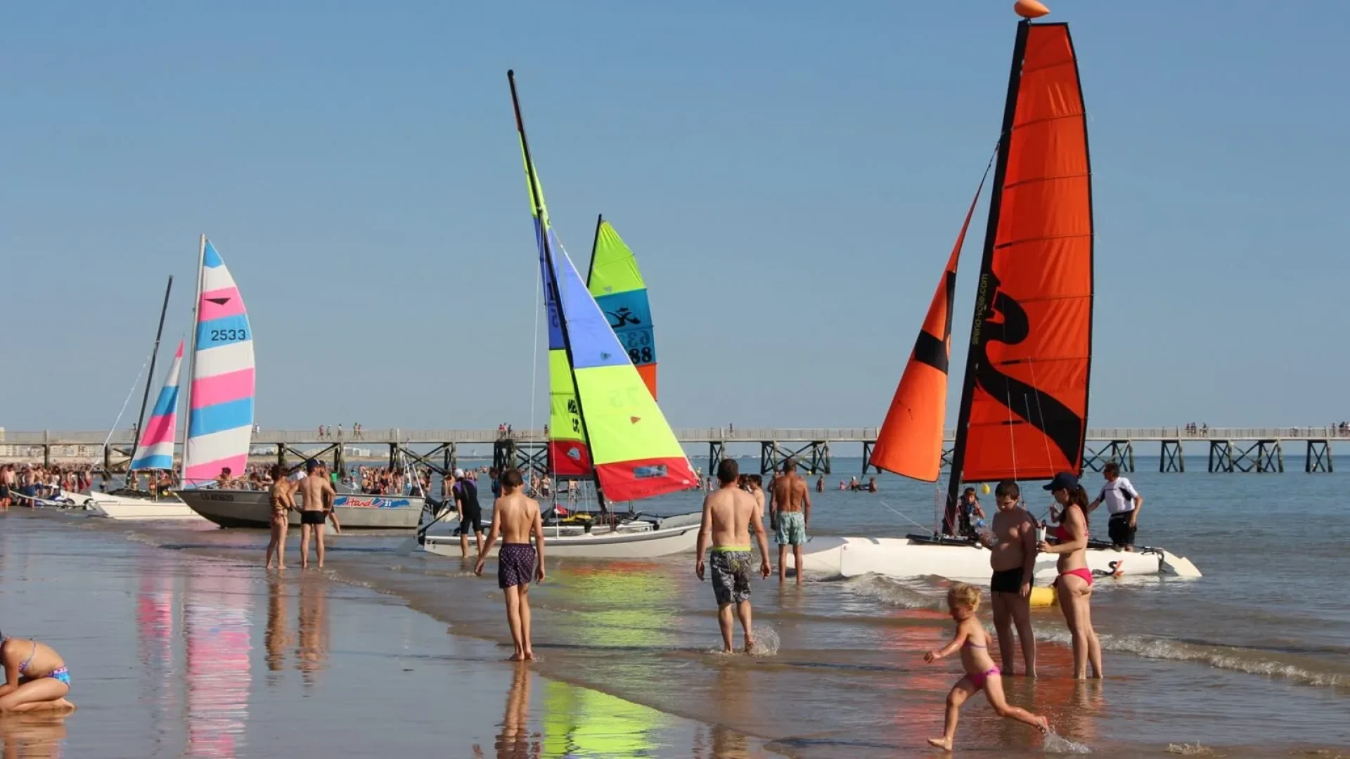 Personnes pratiquant la voile, une activité nautique sur la plage de Saint Jean de Monts