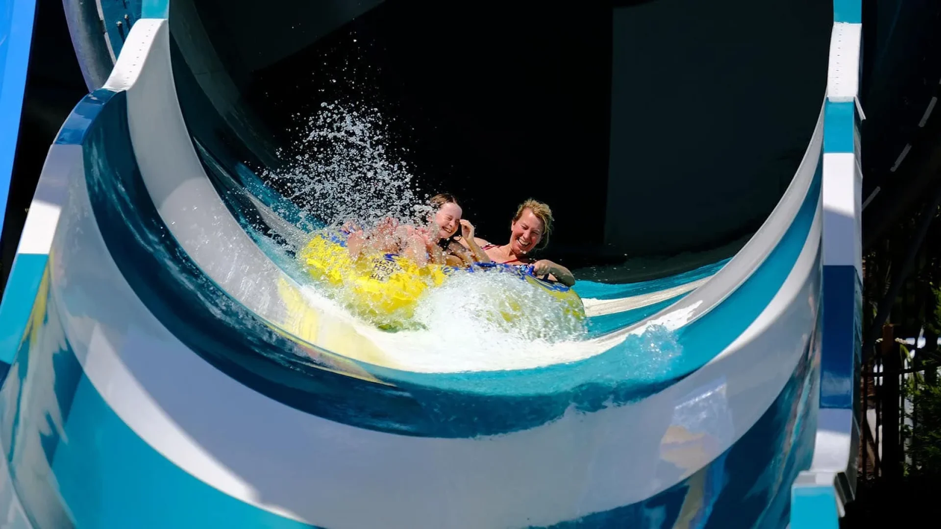 Glissade en bouée dans un toboggan de parcs aquatiques en vendée