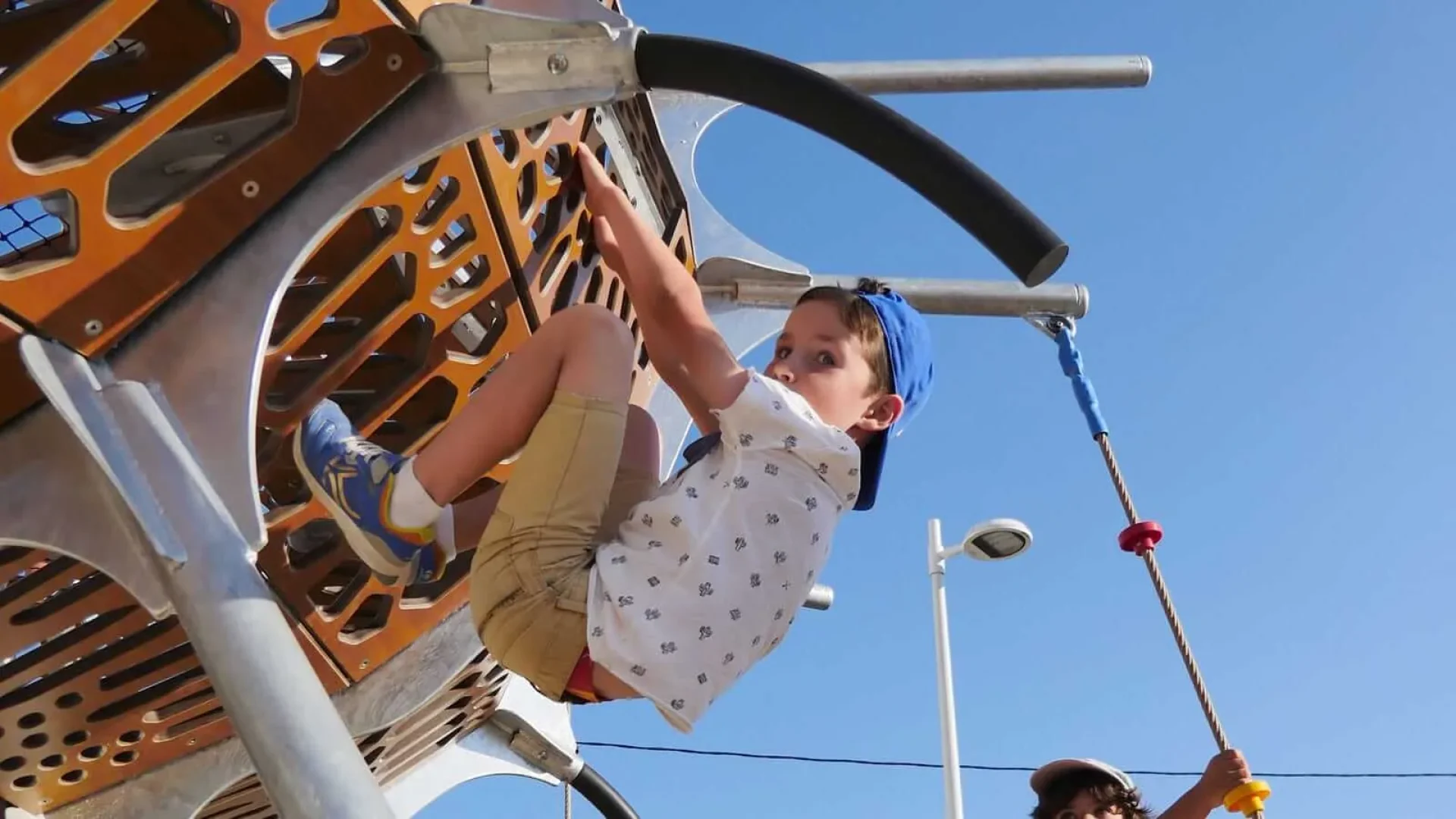 Enfant jouant dans une aire de jeux en vendée