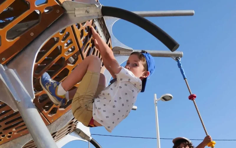 Enfant jouant dans une aire de jeux en vendée